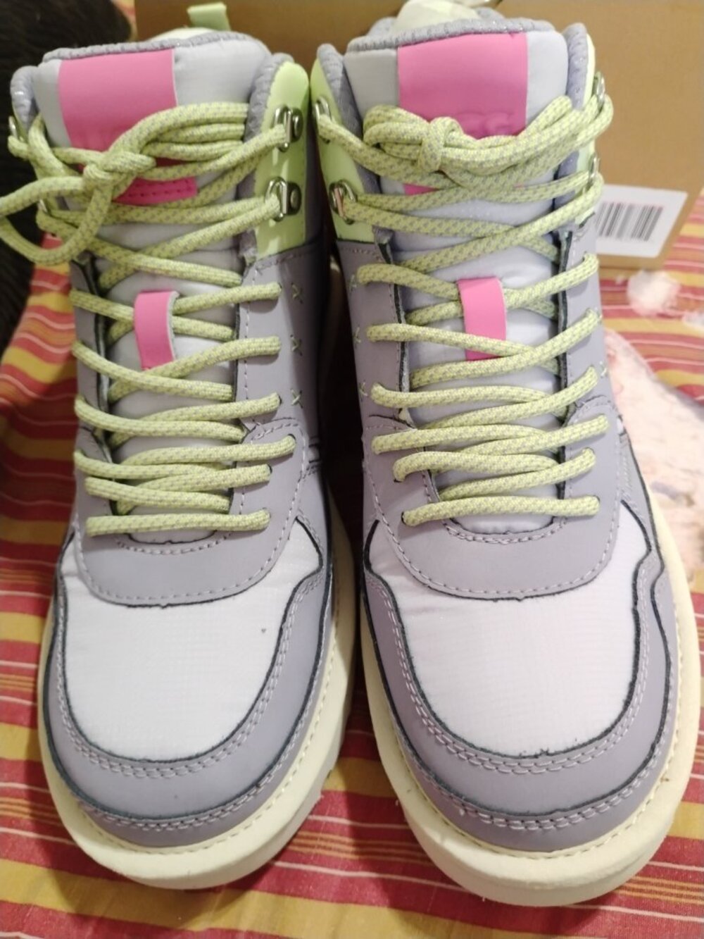 UGG - Picture 2 of 8